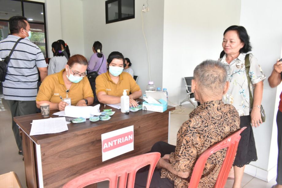 Bakti Sosial RSUD dr. Soedarso Bekerjasama dengan Dinkes Kab. Landak & Dharma Wanita RSUD dr. Soedarso dalam Rangka HKN ke 60 dan HUT RSUD dr. Soedarso ke 48 di RS Pratama Desa Tunang Kecamatan Mempawah Hulu Kabupaten Landak.