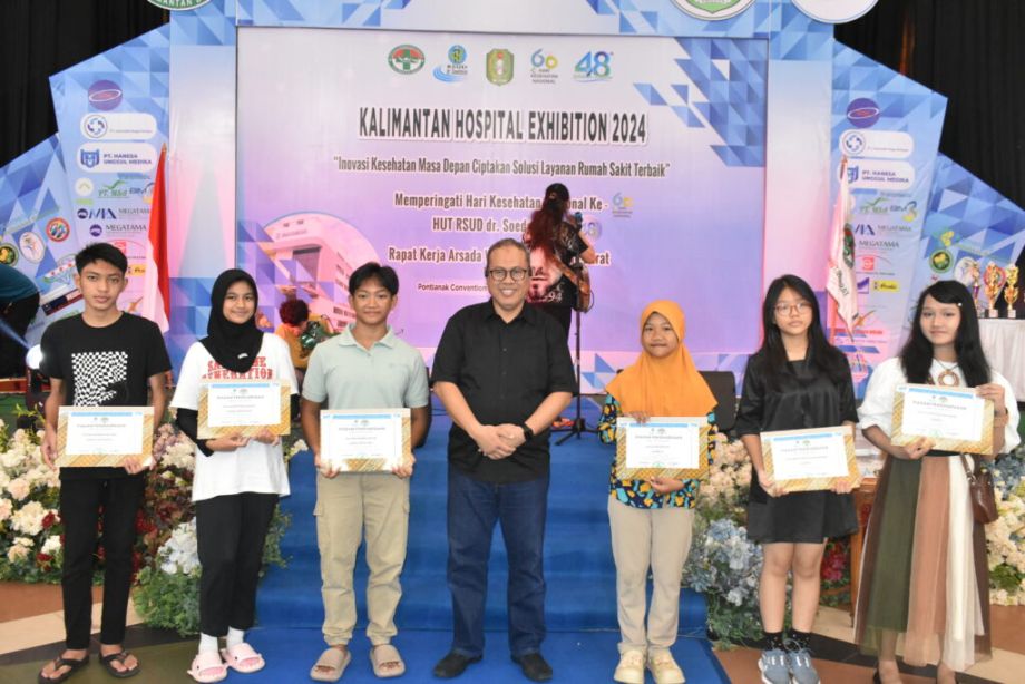 Penyerahan Piala, Piagam, dan Uang Tunai kepada Pemenang Lomba (Melukis, Fashion Show, dan Karaoke). Sabtu, 23 November 2024.