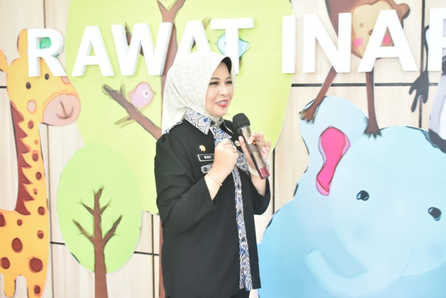 Kunjungan serta Pemberian Kado Ceria oleh Kadisporapar Prov. Kalbar Ibu Windy Prihastari, S.STP., M.Si. kepada Para Pejuang Kanker dan Penyandang Thalasemia di RSUD dr. Soedarso dalam Rangka Peringatan Hari Sumpah Pemuda ke-96.