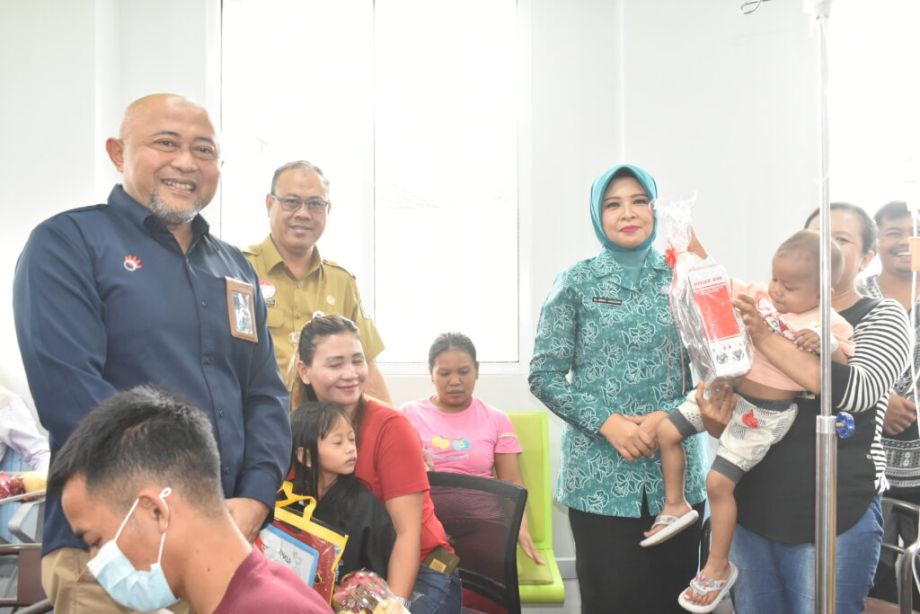 Pemberian Kado Ceria oleh PT. Telkom Pontianak Bersama Pj. Ketua TP PKK Windy Prihastari, S.STP., M.Si. kepada Anak Pejuang Kanker dan Penyandang Thalasemia di Gedung Rawat Inap Anak RSUD dr. Soedarso. Senin, 25 November 2024.