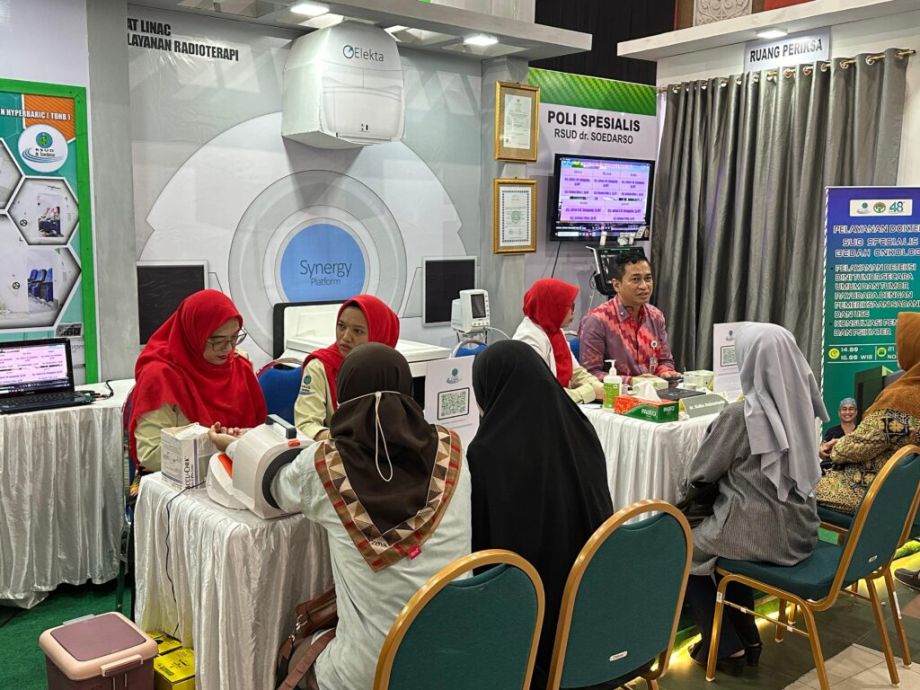 Pemeriksaan Gratis oleh Dokter Spesialis dan Pemberian Doorprize Menarik pada Stand RSUD dr. Soedarso di PCC. Kamis, 21 November 2024.