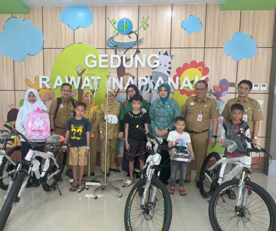 Ibu Windy Prihastari, S.STP., M.Si. Tunaikan Janji Pemberian Kado Ceria kepada Para Pejuang Kanker dan Penyandang Thalasemia di RSUD dr. Soedarso saat Peringatan Hari Sumpah Pemuda ke-96 Tahun 2024 Beberapa Waktu yang Lalu. Selasa, 22 Oktober 2024.