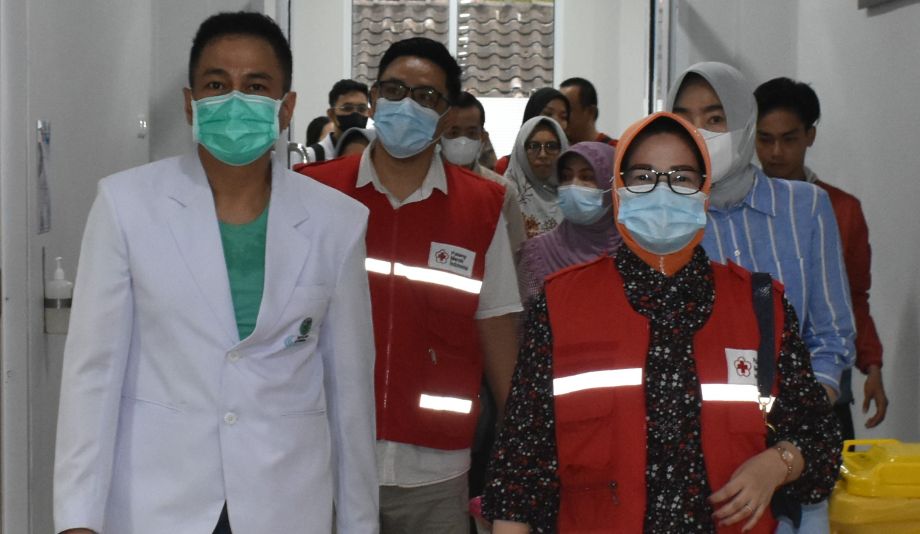 Kunjungan Sekaligus Pemberian Semangat serta Kado kepada Pejuang Kanker Anak oleh Ketua PMI Kalbar Ibu Lismaryani Sutarmidji di Ruang Anak RSUD dr. Soedarso. Minggu, 22 September 2024.