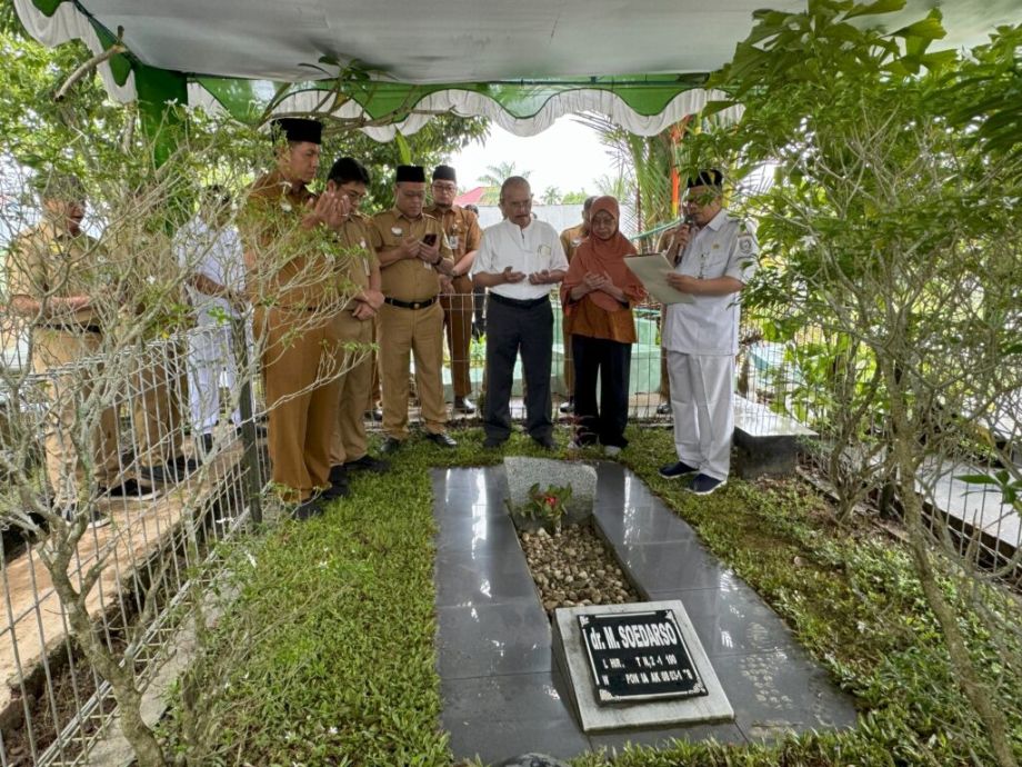 Ziarah ke Makam Alm. dr. Soedarso dalam Rangka HUT RSUD dr. Soedarso yang ke 48. Senin, 25 November 2024.
