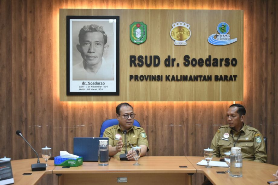 Rapat Manajemen terkait Persiapan Survei Akreditasi dan Monitoring Evaluasi Pelayanan di RSUD dr. Soedarso. Senin, 7 Oktober 2024.