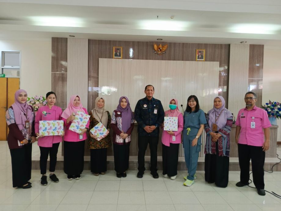 Pemberian Reward kepada Unit Pelapor Insiden Keselamatan Pasien Terbanyak (Ruang Meranti) dan Unit Penginput Data INM Terbaik (Ruangan Singkut Buluh, Ruangan Hemodialisa, Instalasi Farmasi). Kamis, 3 Oktober 2024.
