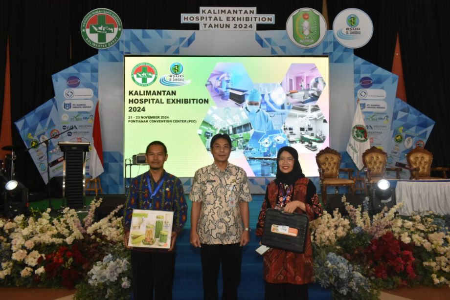 Pemberian Doorprize kepada Peserta Seminar. Kamis, 21 November 2024.
