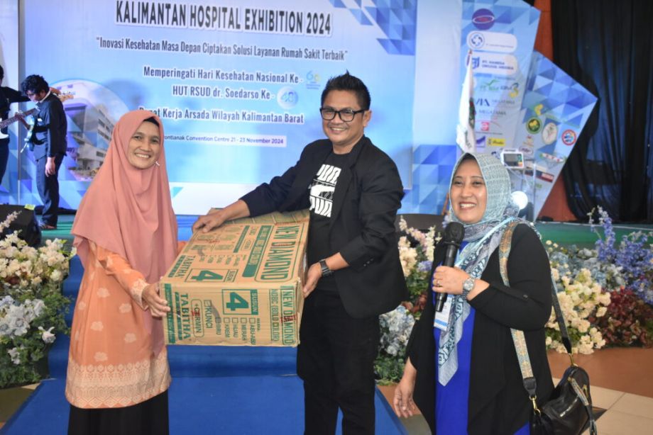 Pemberian Doorprize kepada Pengunjung. Jumat, 22 November 2024.