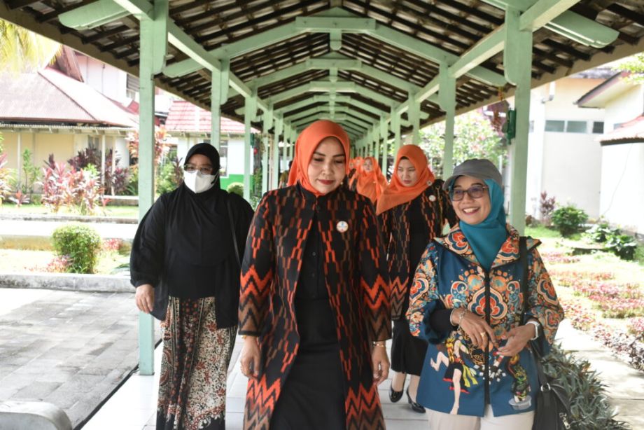 Kunjungan serta Pemberian Kado kepada Pejuang Kanker Anak oleh Persatuan Istri Pegawai (PIP) Bank Kalbar. Jumat, 6 Desember 2024.