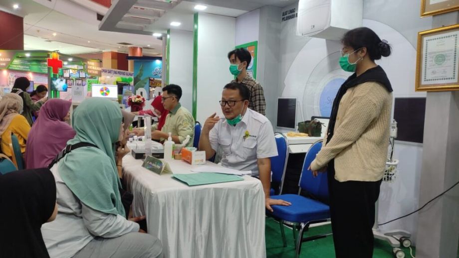 Pemeriksaan Gratis oleh Dokter Spesialis dan Pemberian Doorprize Menarik pada Stand RSUD dr. Soedarso di PCC. Sabtu, 23 November 2024.